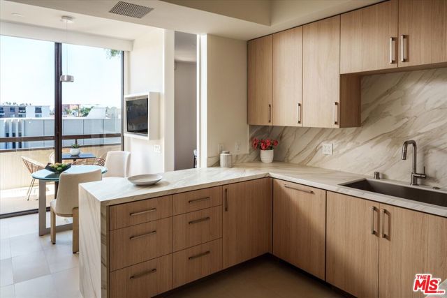 300 N Swall Drive, Beverly Hills CA: https://media.crmls.org/mediaz/9150b799-908a-420a-a068-eb2f3e3e8938.jpg