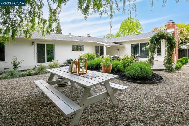 3115 Ebano Dr, Walnut Creek CA: https://media.crmls.org/mediaz/9150ba77-d0c4-4554-98a2-4255e5c20d23.jpg