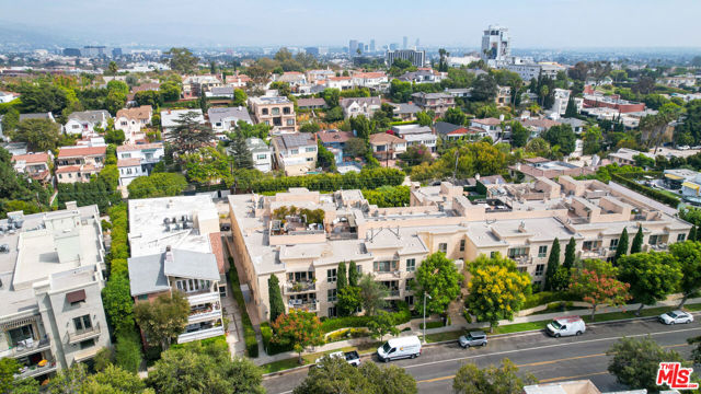1318 Roxbury Drive, Los Angeles CA: https://media.crmls.org/mediaz/9150ded8-de25-4725-bc84-881098048bf9.jpg