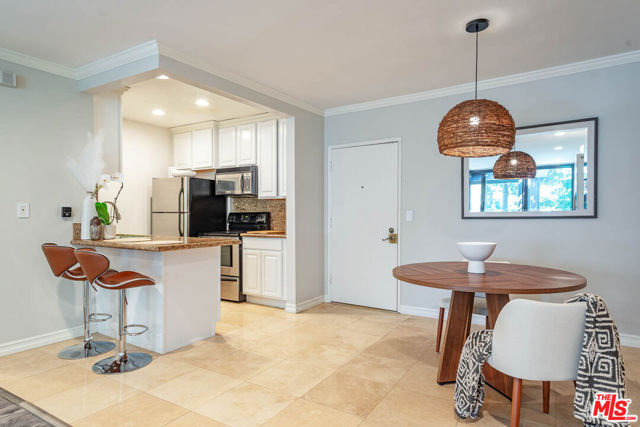 7777 W 91St Street, Playa del Rey CA: https://media.crmls.org/mediaz/91517e1b-3df9-4bd5-bc89-c615399ae618.jpg