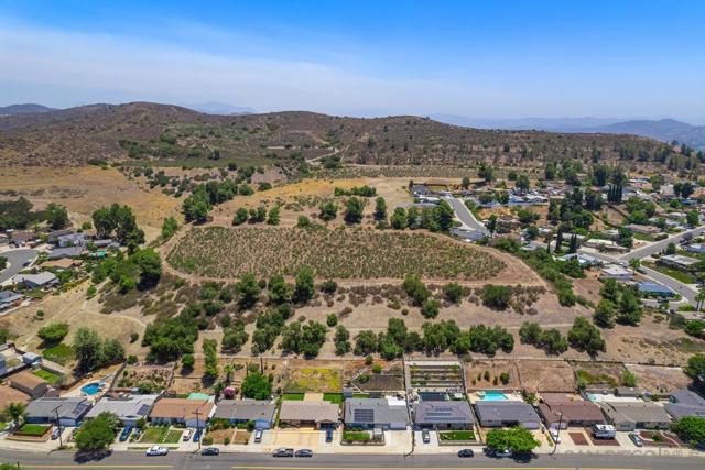 10231 Settle Rd, Santee CA: https://media.crmls.org/mediaz/9151cc6c-185a-485e-bec4-8ffe81f9a846.jpg