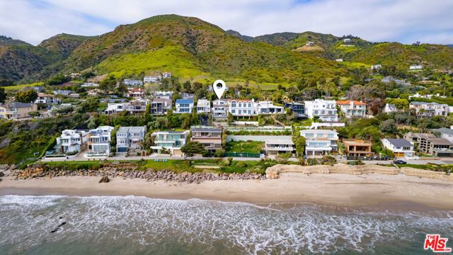 31658 Broad Beach Road, Malibu CA: https://media.crmls.org/mediaz/9152f205-1534-4d81-a48e-9ae236173532.jpg