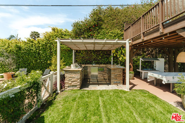 5635 S Chariton Avenue, Los Angeles CA: https://media.crmls.org/mediaz/91540569-66b6-4af0-a03d-a069f028c817.jpg
