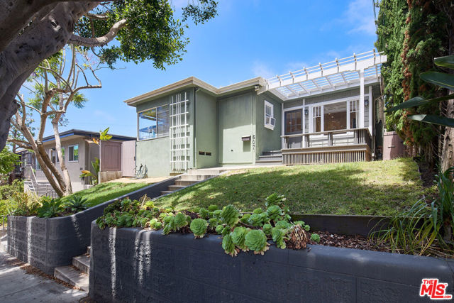 607 Ashland Avenue, Santa Monica CA: https://media.crmls.org/mediaz/915427fc-cc9a-419f-930d-6c300953d521.jpg