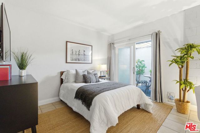 1013 16th Street, Santa Monica CA: https://media.crmls.org/mediaz/91548f05-f32c-479c-be53-df0e7371481b.jpg