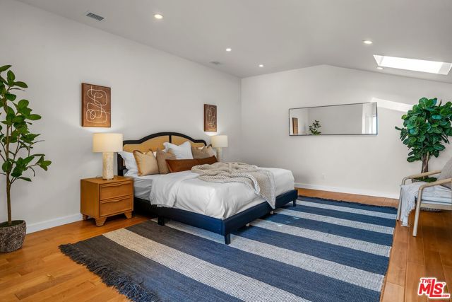 4 Lighthouse Street, Marina del Rey CA: https://media.crmls.org/mediaz/91553ff3-ec4e-4493-9ea2-34f4d199e5fd.jpg