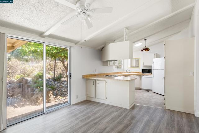 1201 Monument Blvd, Concord CA: https://media.crmls.org/mediaz/9155720c-9051-4bdd-91f8-62888d11d4a0.jpg