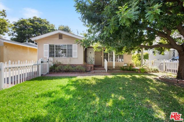 4210 Alcove Avenue, Studio City CA: https://media.crmls.org/mediaz/9155a87b-ce5f-46e3-8398-003de165d3c6.jpg
