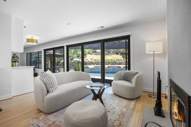 4149 Moselle Ct, Pleasanton CA: https://media.crmls.org/mediaz/9155de65-0994-48cb-9409-06625255746b.jpg