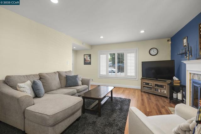 1930 N 6th St, Concord CA: https://media.crmls.org/mediaz/91569baa-9cf4-49ec-9e35-339d10ae862e.jpg