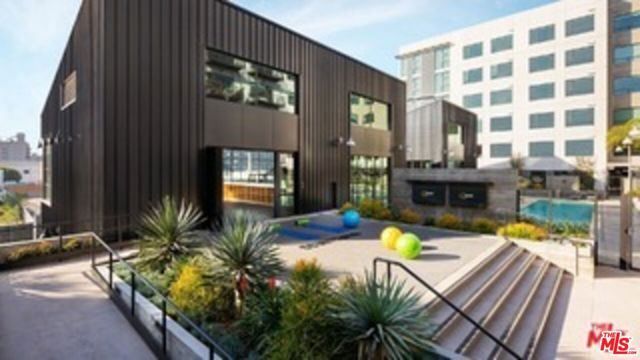 695 S Santa Fe Avenue, Los Angeles CA: https://media.crmls.org/mediaz/9156aa11-04a0-4347-92ce-1c78331fcbb7.jpg