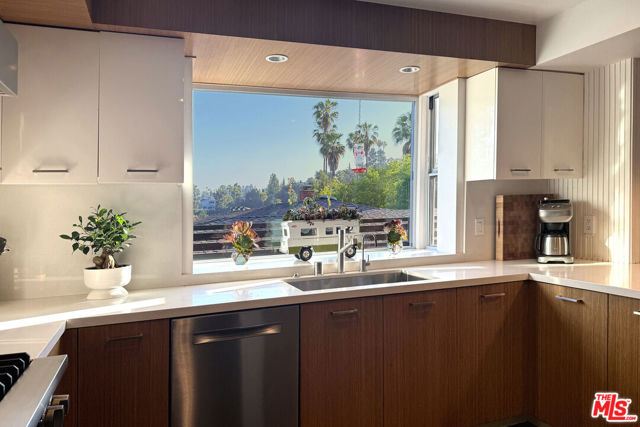 11575 Dona Dorotea Drive, Studio City CA: https://media.crmls.org/mediaz/9156c1b1-ed7f-4234-af74-9e3fed55ece4.jpg