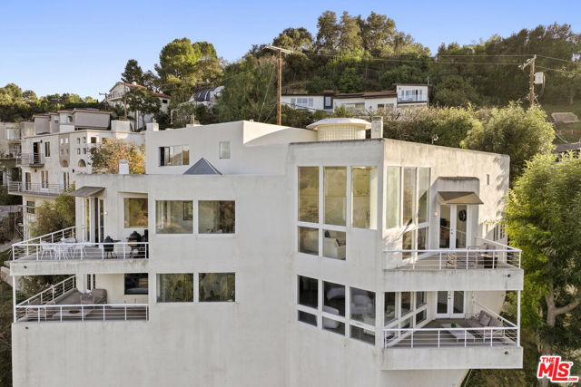 3670 Avenida Del Sol, Studio City CA: https://media.crmls.org/mediaz/9156d454-32bb-4d3d-a9f8-e07d79f42297.jpg