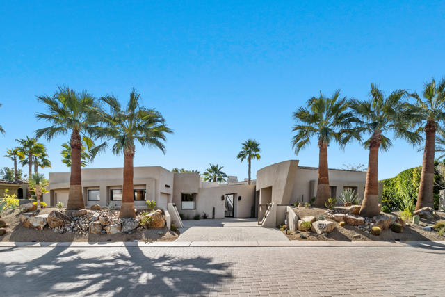 81 Royal Saint Georges Way, Rancho Mirage CA: https://media.crmls.org/mediaz/9156e1ba-8666-4ae6-ad56-6ba3d9f1628a.jpg