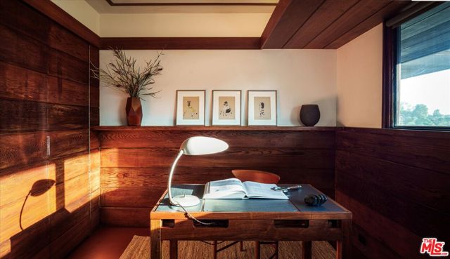 4260 Sea View Lane, Los Angeles CA: https://media.crmls.org/mediaz/9157847b-8714-4604-92db-dbadf73fcd3f.jpg