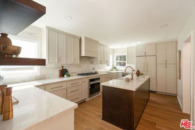 5103 Parkglen Avenue, Los Angeles CA: https://media.crmls.org/mediaz/9158a8bb-79e5-4061-a988-074c404e3f86.jpg