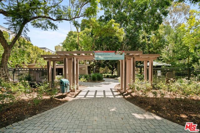 1015 N Kings Road, West Hollywood CA: https://media.crmls.org/mediaz/915ab265-a733-43b4-bcd9-42724894b25a.jpg