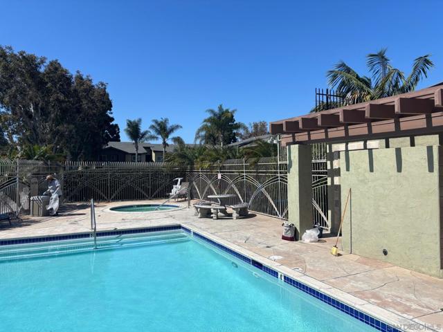 530 Calle Montecito, Oceanside CA: https://media.crmls.org/mediaz/915ace8e-0124-41e5-bead-f27cc0def250.jpg