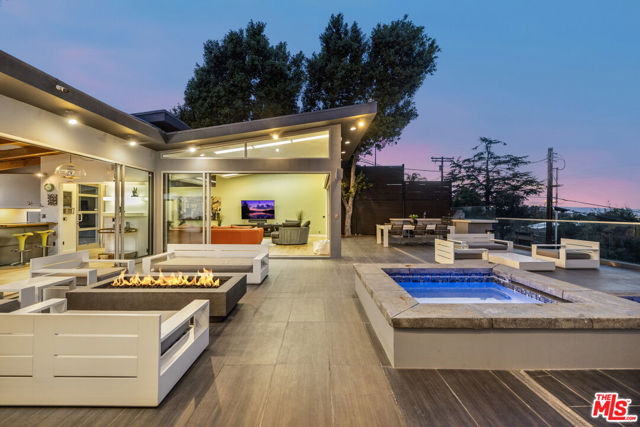 7275 Mulholland Drive, Los Angeles CA: https://media.crmls.org/mediaz/915b6605-f4fd-42ea-87c2-9eb29f9058f6.jpg