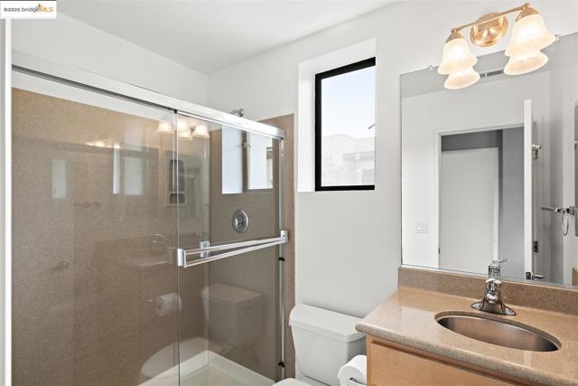 121 City Limits Cir, Emeryville CA: https://media.crmls.org/mediaz/915bb031-8ffd-4830-b81a-04c8069ffcb3.jpg