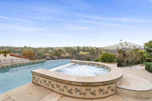 6152 Avenida Del Duque, Rancho Santa Fe CA: https://media.crmls.org/mediaz/915c21ec-a8ca-4761-94fd-3c8d0c3fe2ff.jpg