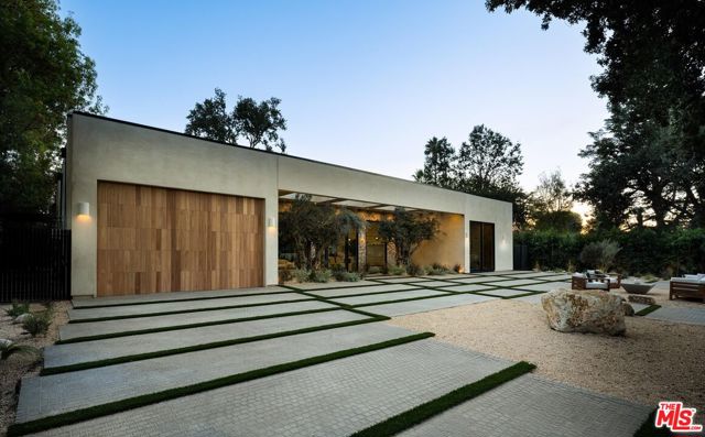 23340 Collins Street, Woodland Hills CA: https://media.crmls.org/mediaz/915ca47d-2773-4dab-a7ed-3768542eda0e.jpg