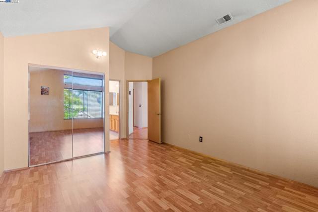 35 Leonard Ct, Alameda CA: https://media.crmls.org/mediaz/915d65a2-1653-46b3-b01b-fb11598774fe.jpg