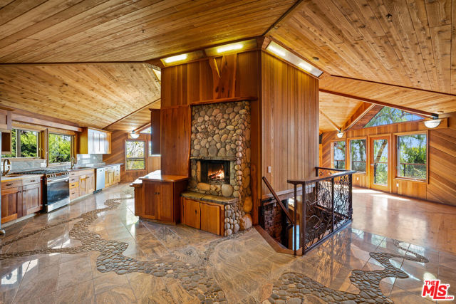 440 Mariposa Drive, Ventura CA: https://media.crmls.org/mediaz/915d9111-c947-4861-8864-5b84539796fd.jpg