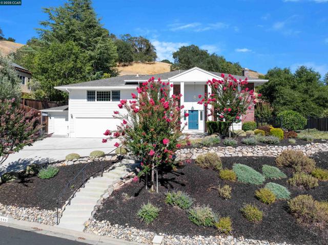 2646 Roundhill Dr, Alamo CA: https://media.crmls.org/mediaz/915eab01-160f-4c83-9fee-367642d503ed.jpg