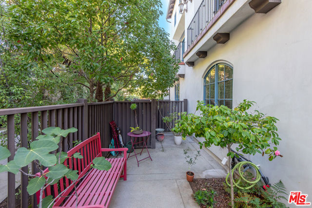 1619 Artesia Boulevard, Manhattan Beach CA: https://media.crmls.org/mediaz/915ec467-7a60-4fa9-8095-41a46e9df9ab.jpg