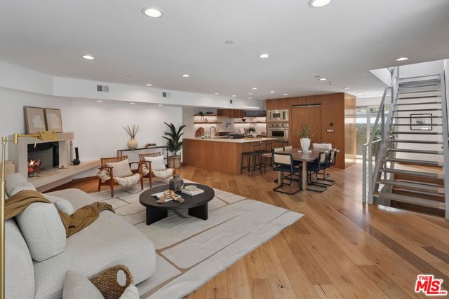 512 Brooks Avenue, Venice CA: https://media.crmls.org/mediaz/915ee6ab-64ef-4941-8456-b657cf48f1ce.jpg