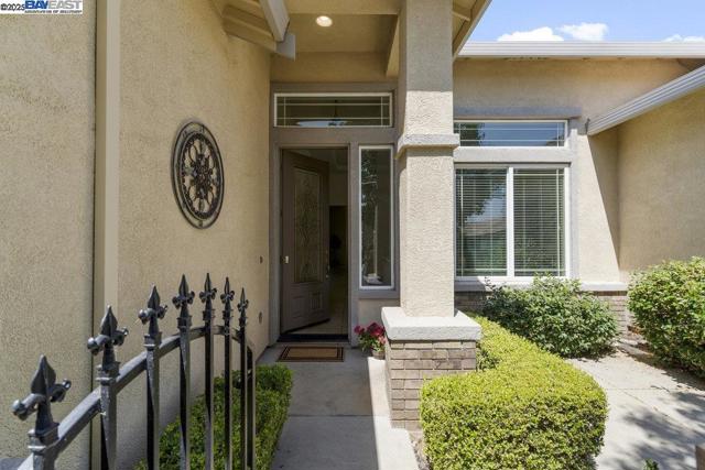 1123 Burghley Ln, Brentwood CA: https://media.crmls.org/mediaz/915fb6c4-b89a-4756-ad1b-67fb1fad2c45.jpg