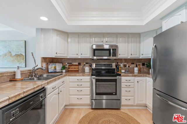 4350 Via Dolce, Marina del Rey CA: https://media.crmls.org/mediaz/916007f0-cf2b-439f-b7ad-0336e7525b35.jpg