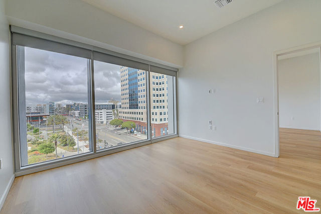 200 W Ocean Boulevard, Long Beach CA: https://media.crmls.org/mediaz/91602efb-f9ac-4be7-a98a-7a018dffb4ff.jpg