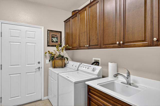 39492 Camino Piscina, Indio CA: https://media.crmls.org/mediaz/916181cc-d970-4b0a-8554-e6ef235c56d3.jpg