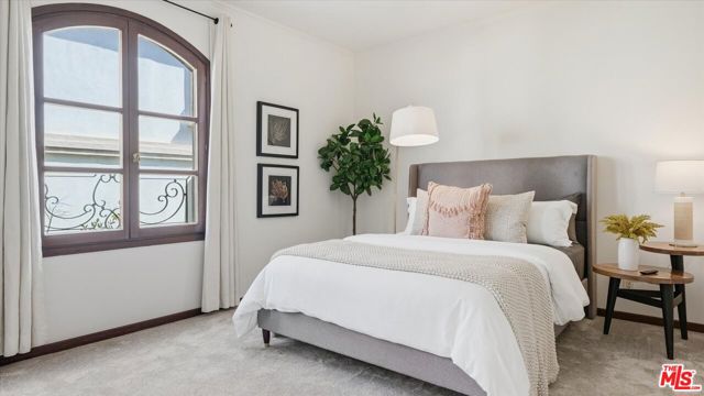 9249 Burton Way, Beverly Hills CA: https://media.crmls.org/mediaz/9161fe6f-786a-47bb-8e79-aa4cd2576ba9.jpg