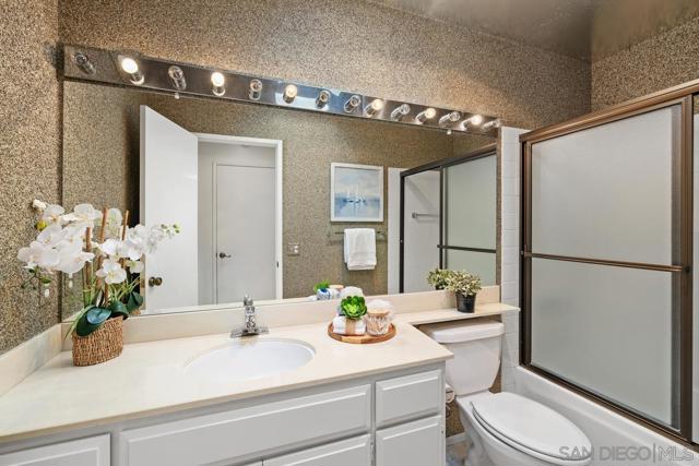 Full Bathroom near second bedroom.