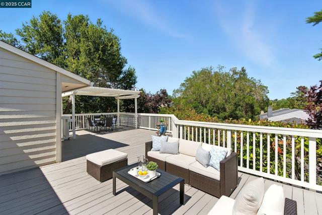 1725 Spyglass Ln, Moraga CA: https://media.crmls.org/mediaz/91633e33-14ef-4f5e-ab10-10f4ef68fb91.jpg