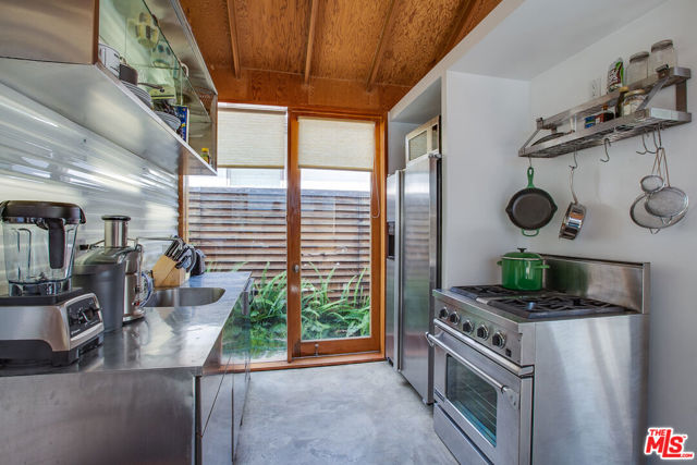 745 Navy Street, Santa Monica CA: https://media.crmls.org/mediaz/91634989-f346-40ff-87e1-74ca497947c5.jpg