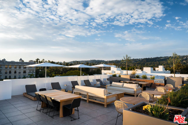 425 N Palm Drive, Beverly Hills CA: https://media.crmls.org/mediaz/91644a6e-03e9-4005-a48e-7f8f47ba5225.jpg