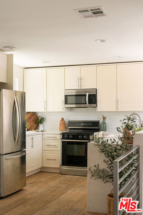 12366 Laurel Terrace Drive, Studio City CA: https://media.crmls.org/mediaz/91658363-ccec-497b-a210-184df3bbd498.jpg