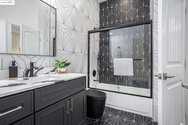130 Arbor View Ln, Lafayette CA: https://media.crmls.org/mediaz/91658e4f-b3cd-4ea8-8597-db1e154d4a22.jpg