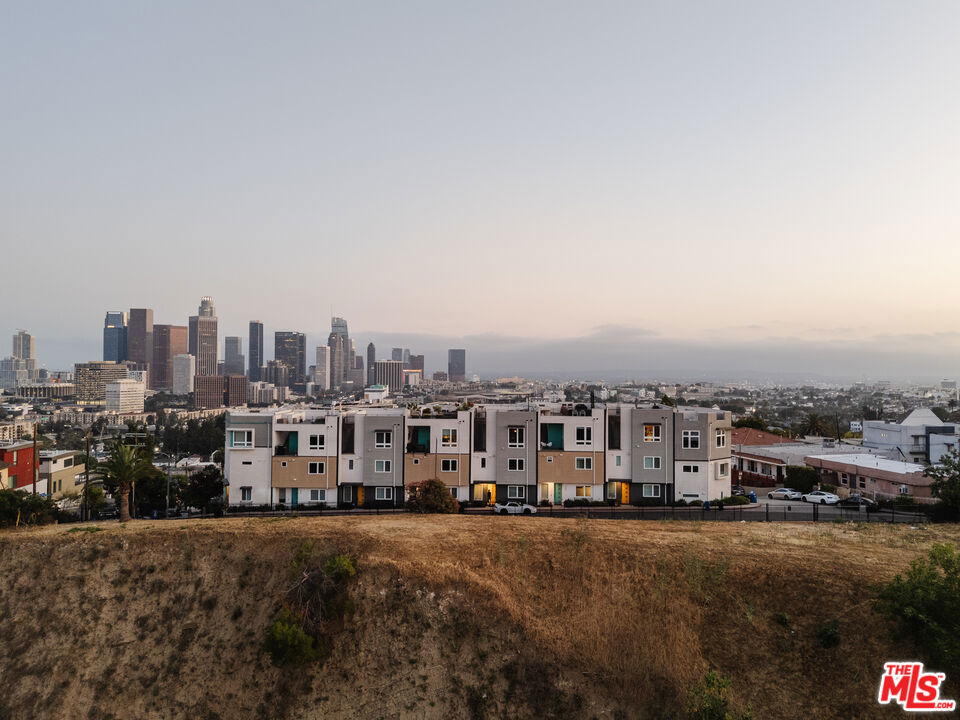 https://media.crmls.org/mediaz/91663c00-e155-450a-ba7b-7c147b0ce5f3.jpg?preset=X-Large