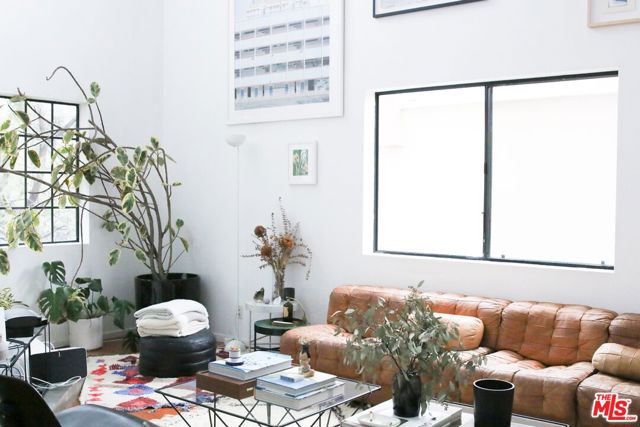 531 Venice Way, Venice CA: https://media.crmls.org/mediaz/9167d4d3-cfed-4b25-91d2-beacd14c8724.jpg