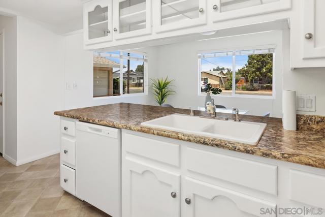 271 Gull Pl, El Cajon CA: https://media.crmls.org/mediaz/9167eb55-5b87-4e27-ab5c-18cdc3ea49c3.jpg