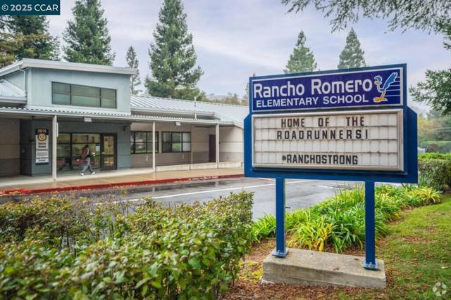 12 La Sonoma Ct, Alamo CA: https://media.crmls.org/mediaz/9168701c-73bb-4b1e-b476-305db43418aa.jpg