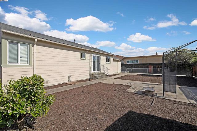 1250 147th Ave, San Leandro CA: https://media.crmls.org/mediaz/9168dba6-7de3-4f02-a222-04029082d3c5.jpg
