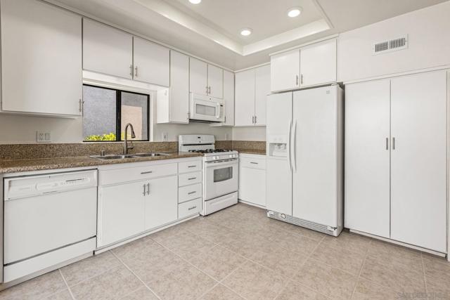 8069 Caminito Gianna, La Jolla CA: https://media.crmls.org/mediaz/916b01ab-ec9d-47b9-a475-1f3e1a74e577.jpg