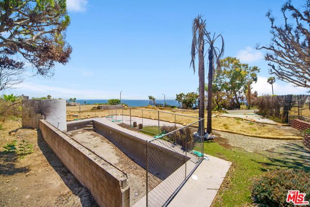 20521 Roca Chica Drive, Malibu CA: https://media.crmls.org/mediaz/916b2458-ac0a-465b-9a53-fe07c07d86ac.jpg
