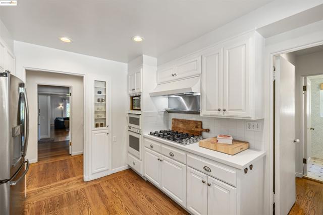 5701 La Salle Ave, Oakland CA: https://media.crmls.org/mediaz/916bd47e-4d1b-4712-b0fb-67c2616c6404.jpg